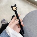 Esta funda de silicona suave es ideal para proteger tu Apple Pencil de golpes, caídas, rayones y pisadas. Además, le brinda un toque de lujo y suavidad, sin obstaculizar la carga magnética ni la función de imán.