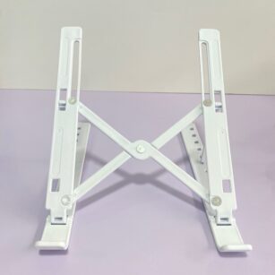 Diseñado para ofrecerte comodidad y versatilidad, este holder de escritorio te permite ajustar fácilmente el ángulo de visión de tu tablet para una experiencia de visualización óptima.