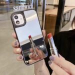 Descubre el Estuche Espejo iPhone, la fusión perfecta de moda y funcionalidad que transformará por completo tu experiencia con tu dispositivo favorito. Diseñado para aquellos que buscan más que una simple protección, este estuche redefine la sofisticación en cada detalle.