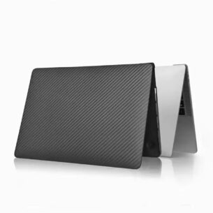 Presentamos el Estuche Mac Book Fibra de Carbono, una fusión perfecta entre estilo y seguridad. Diseñado para aquellos que buscan lo extraordinario, este estuche ofrece más que una simple protección: es una declaración de estilo. Fabricado con la más alta calidad en fibra de carbono, este estuche no solo resgu