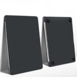 Presentamos el Estuche Mac Book Fibra de Carbono, una fusión perfecta entre estilo y seguridad. Diseñado para aquellos que buscan lo extraordinario, este estuche ofrece más que una simple protección: es una declaración de estilo. Fabricado con la más alta calidad en fibra de carbono, este estuche no solo resgu