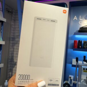 Esta Power Bank de energía cuenta con una capacidad impresionante de 20000 mAh, lo que significa que ofrece una gran cantidad de energía para cargar tus dispositivos varias veces antes de necesitar ser recargado.